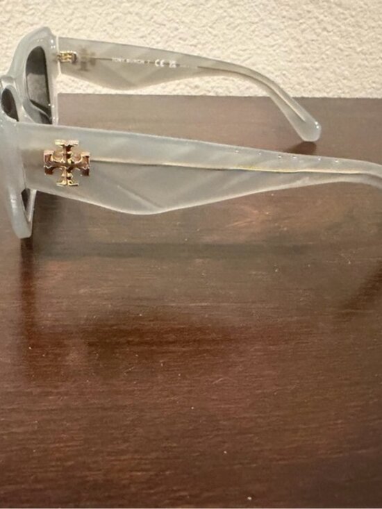 Tory Burch Kira Sunglasses. Brand new and never worn. main image 4
